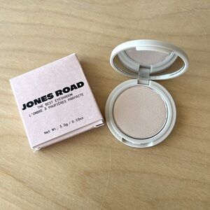 Jones Road Best Eyeshadow in Cream